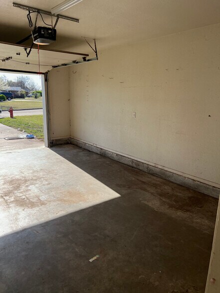 Building Photo - 1031 Carlisle Cir