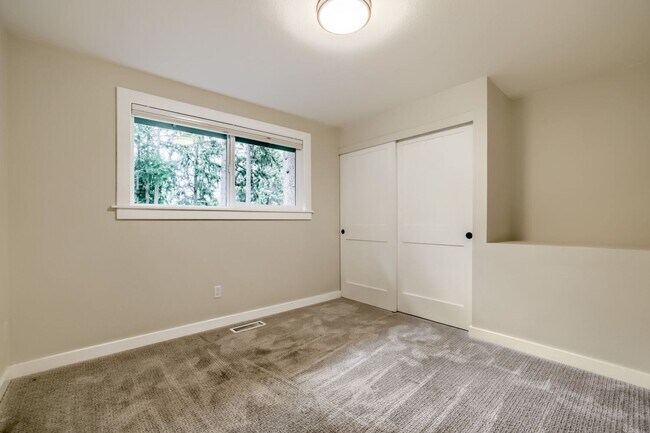 Building Photo - Bright & Charming 4bed/2.5bath in Desirable Edmonds Neighborhood!