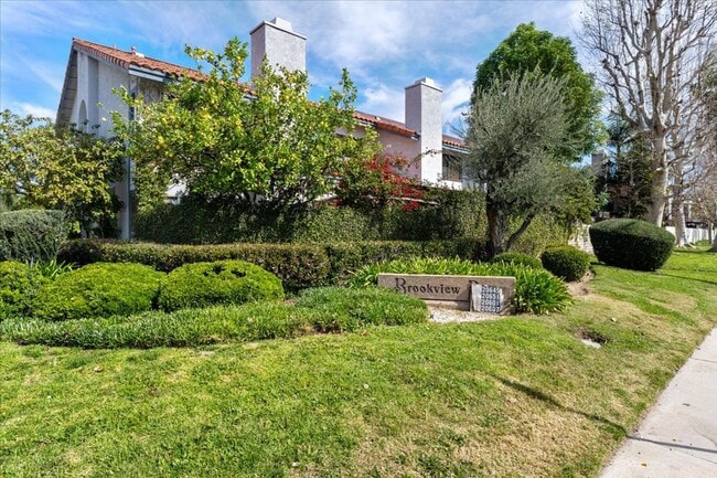 Building Photo - Private Direct-Access 3 Bedroom Townhome with 2 Car Garage, Patio, Balcony, Pool and Tennis