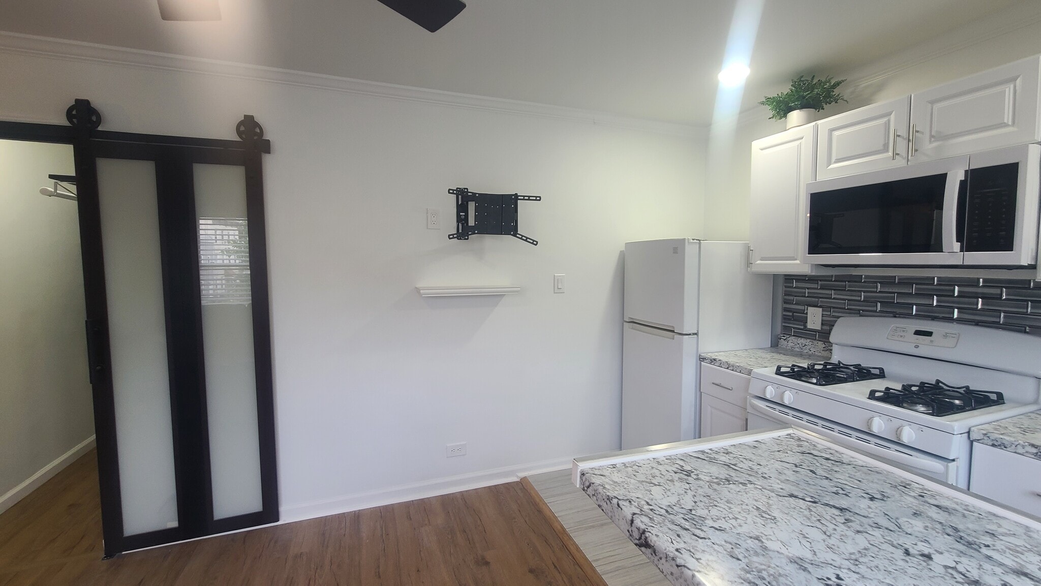 Building Photo - 589 Bramhall Ave