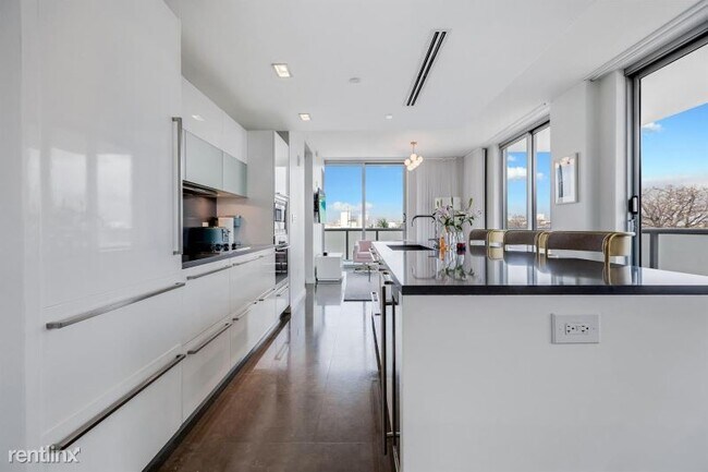 Building Photo - 220 21st St