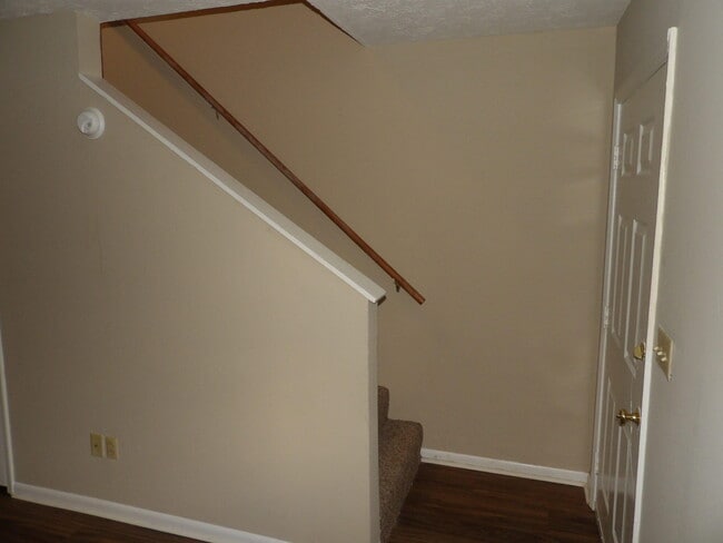 Building Photo - 207 Landings Dr