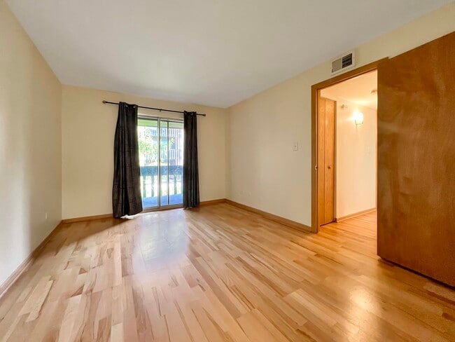 Building Photo - 6153 Knoll Way Dr