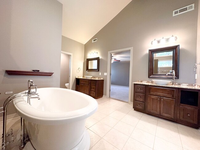 Building Photo - 3 Bedroom House: Walking Distance to Campu...