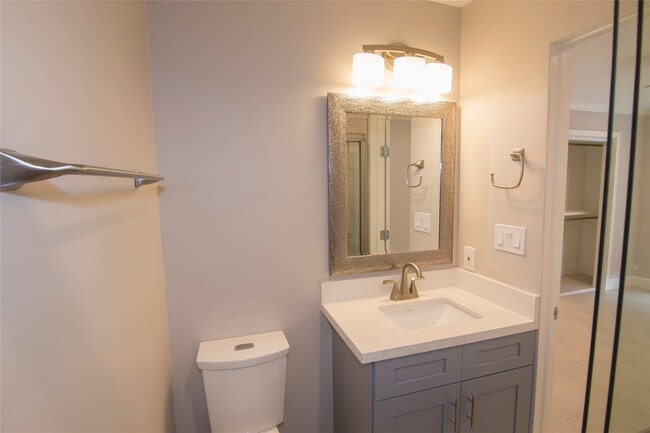 Building Photo - 2201 Fountain View Dr