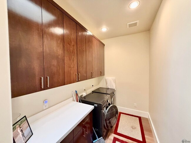 Building Photo - 1330 W Ridgeview Dr