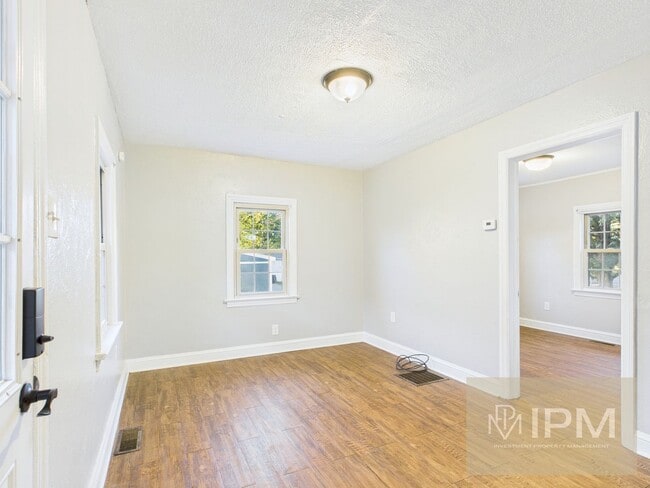 Building Photo - Available Now!!  Charming 2 Bed, 1 Bath Ho...