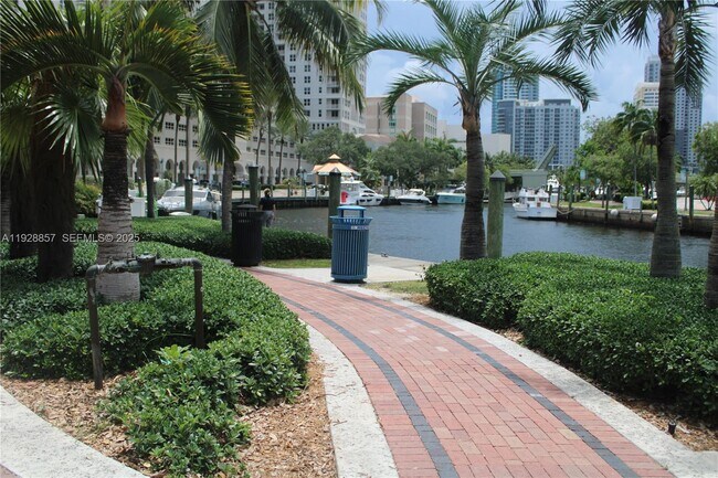 Building Photo - 520 SE 5 Ave