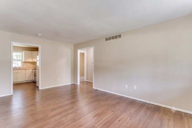 Building Photo - 3 Bedroom, 2 Bathroom!