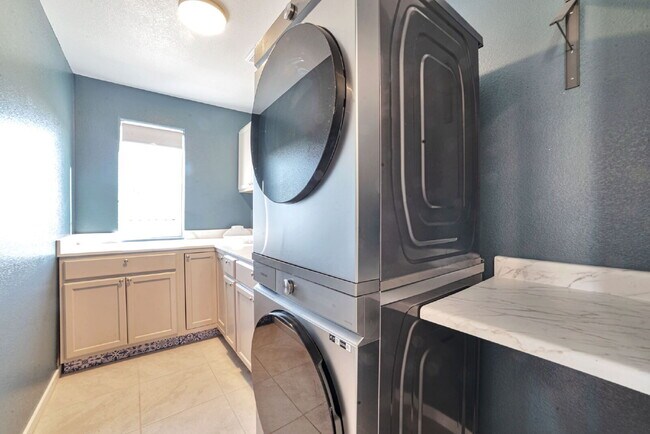 Building Photo - 10937 Parsley Ave