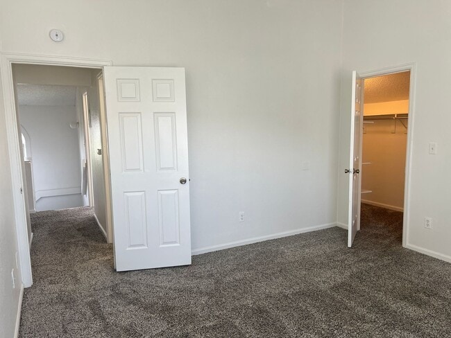 Building Photo - Spacious 3 Bed, 2 Full Bath Townhome near the Highline Canel!