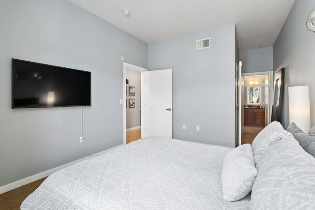 Building Photo - 889 Date St