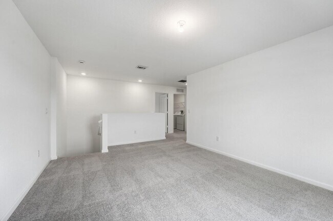 Building Photo - 10485 NW Suncrest Lp