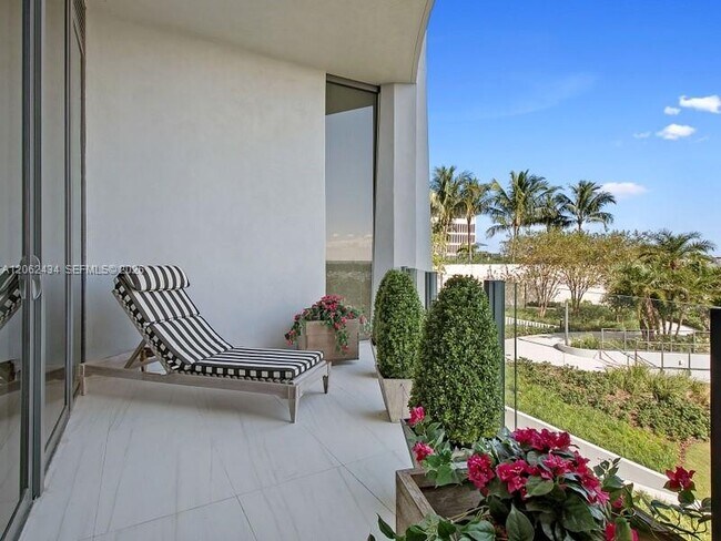 Building Photo - 2811 S Bayshore Dr