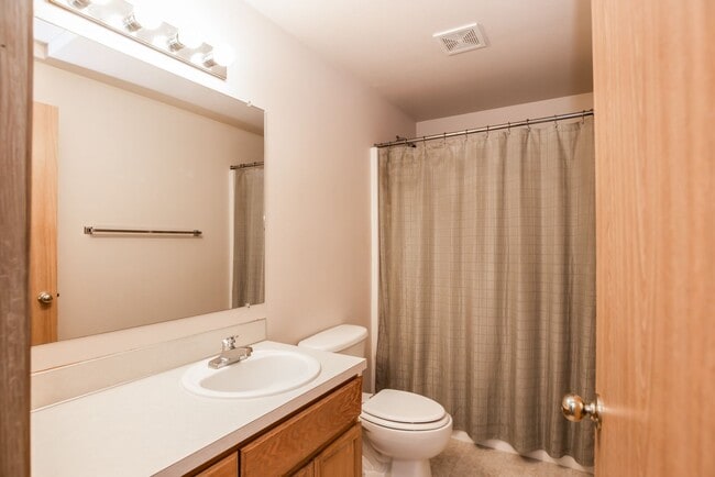Building Photo - Charming 3-Bedroom Home in Redmond: Spacious Yard & Prime Location!