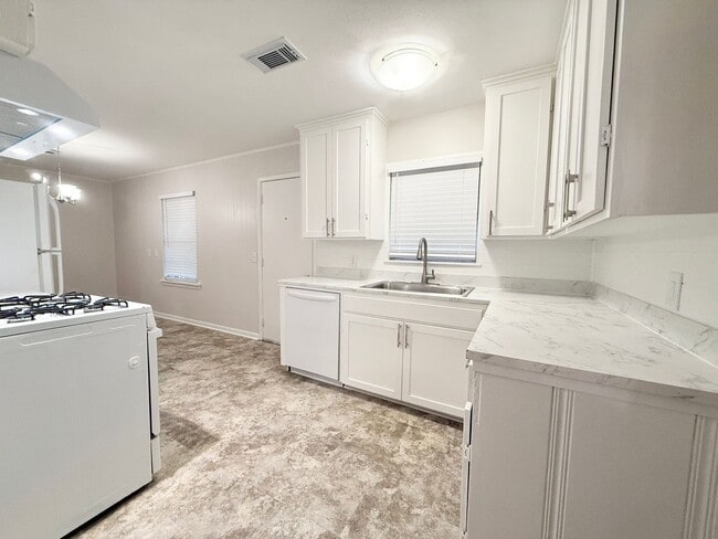 Building Photo - Beautiful and Spacious 4/1 Near Northside ...