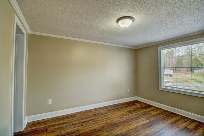 Building Photo - 105 Dutchess Dr