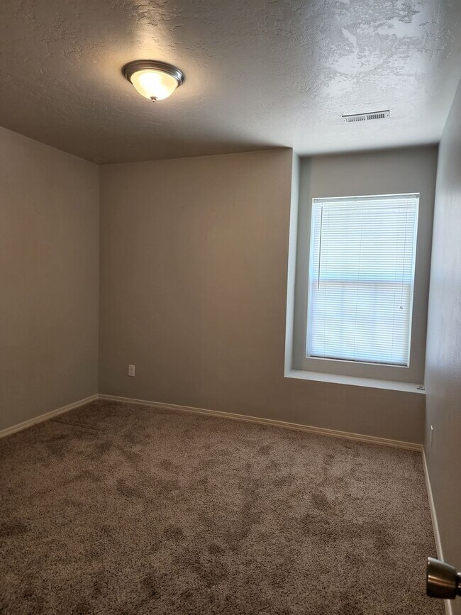 Building Photo - Beautiful 3 bedroom, 2.5 bathroom home with loft  in West Boise. Great floor plan that has everyt...
