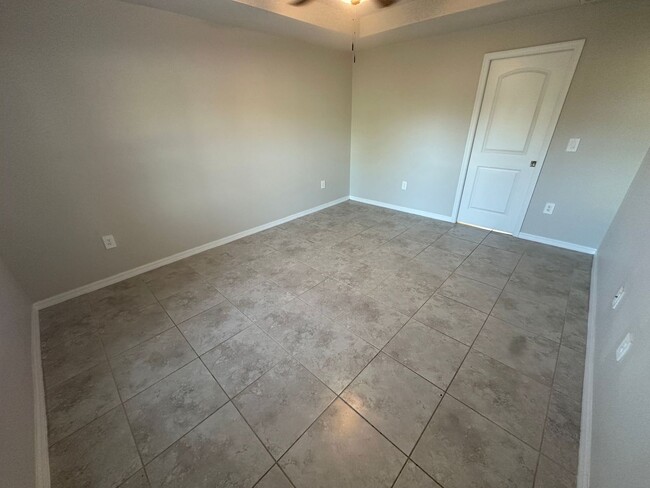 Building Photo - 4 Bedroom 2 bathroom NW Cape Coral Home- T...