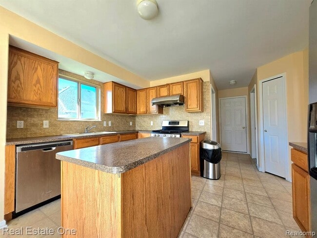 Building Photo - 42510 Pinehurst Dr
