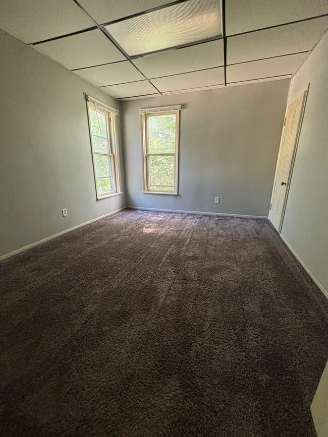 Building Photo - 3 bedroom, 1 bath apartment in Cedar Falls