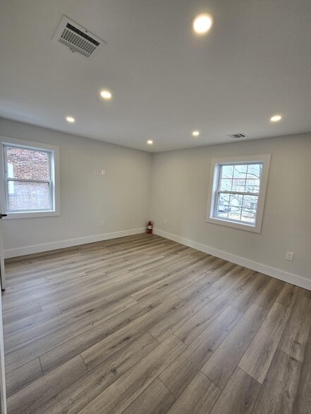 Building Photo - 613 Willow Ave