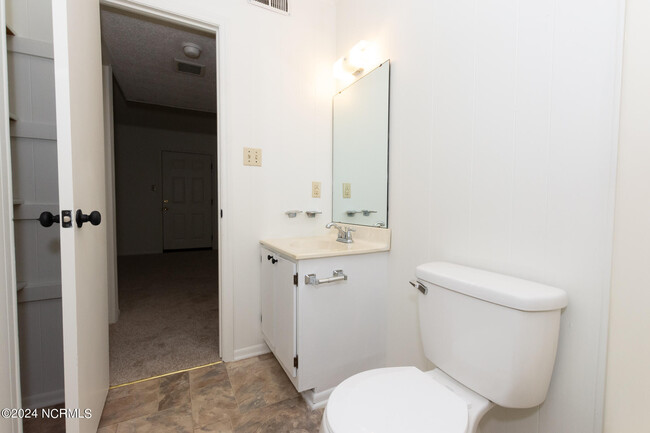 Building Photo - 104 Ravenwood Dr