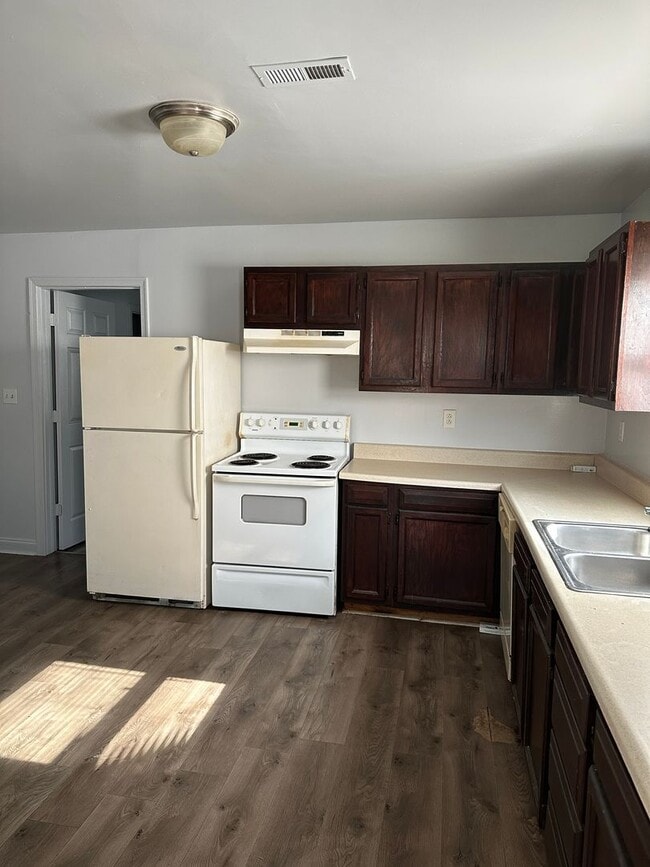 Building Photo - Spacious Duplex!