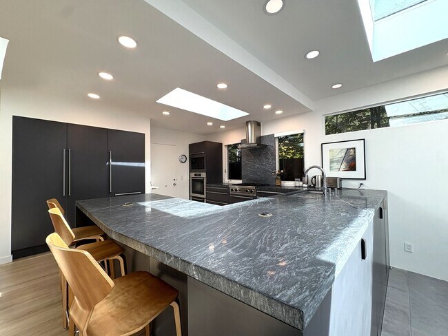 Building Photo - Modern Home availalble for lease in Menlo ...