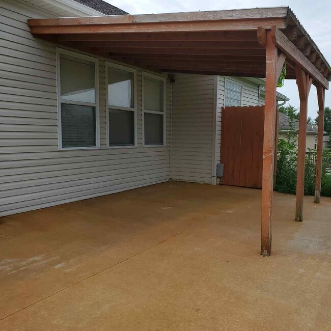 Building Photo - 449 Poplar St