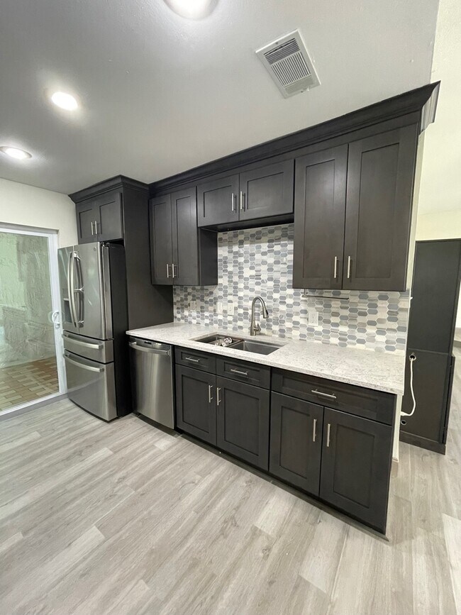 Building Photo - 660 Macduff Ln