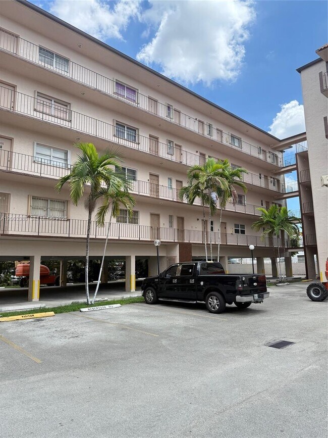 Building Photo - 1950 W 54th St