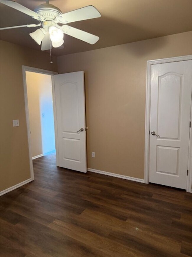 Building Photo - Updated Duplex - Mustang Schools - Open Fl...