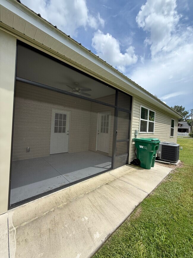Building Photo - 501 N Simpson St