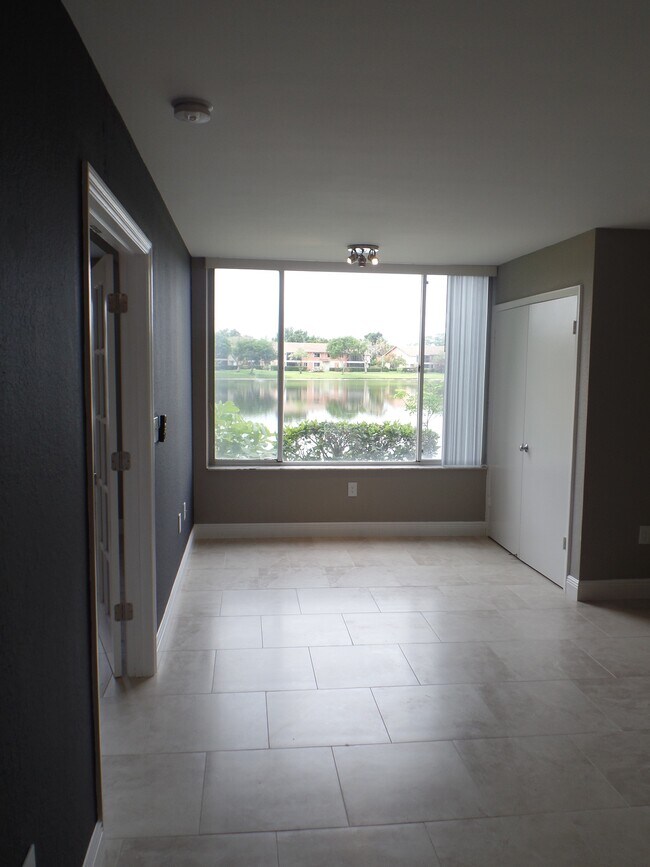 Building Photo - 2820 N Oakland Forest Dr