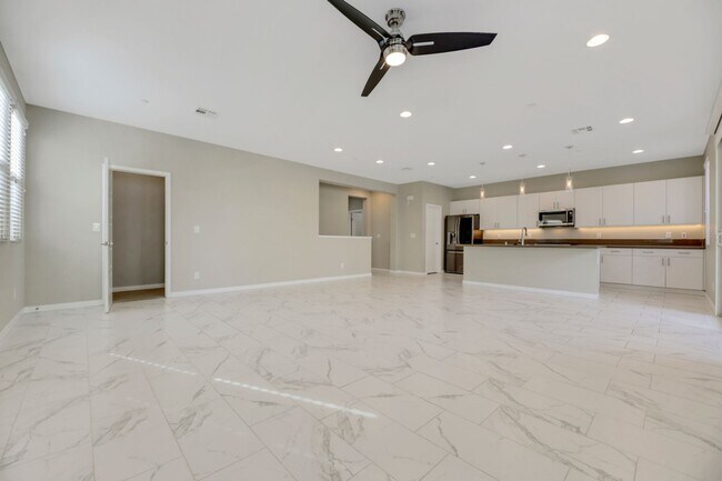 Building Photo - Gorgeous highly upgraded townhouse!
