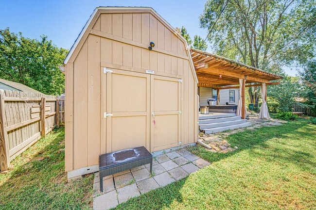 Building Photo - 168 E Grandview Dr
