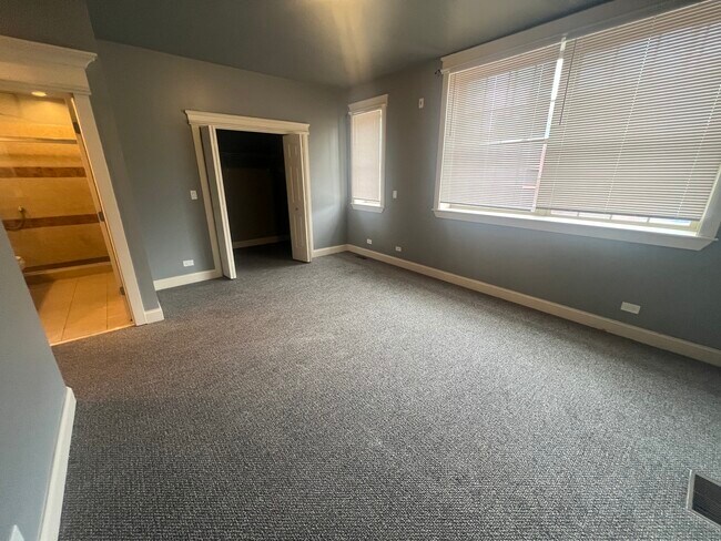 Building Photo - 4956 S Vincennes Ave