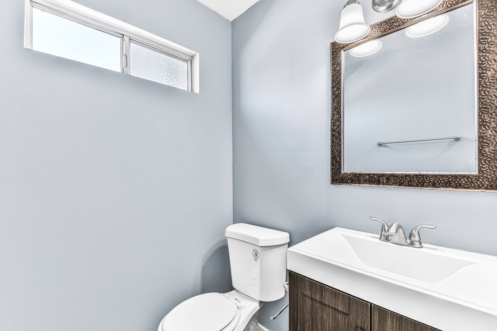 Building Photo - 533 E 11th St