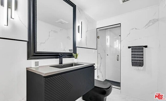 Building Photo - 418 N Bowling Green Way