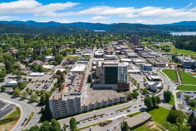 Building Photo - Beautiful Downtown Coeur d' Alene Condo  w/ Amazing Views!