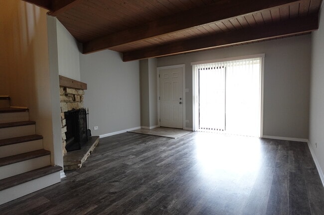 Building Photo - 441 Meadow Green Ln