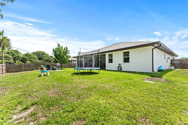 Building Photo - 3/2, fully fenced single family home in NW...