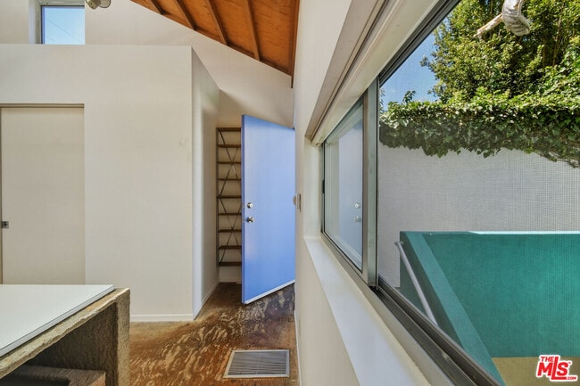 Building Photo - 656 Angelus Pl