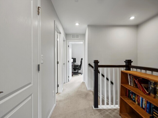 Building Photo - 202 N Sydney Ct