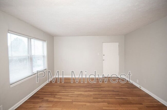 Building Photo - 146 E 19th St