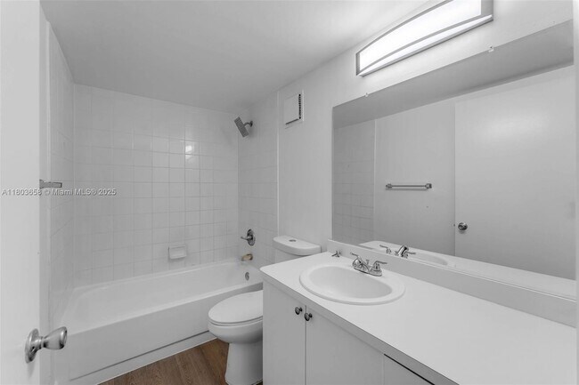 Building Photo - 10825 SW 112th Ave