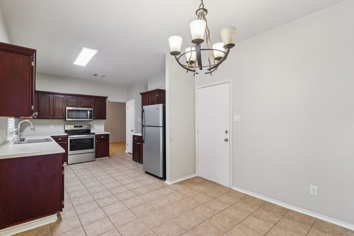 Building Photo - 15727 Knollrun