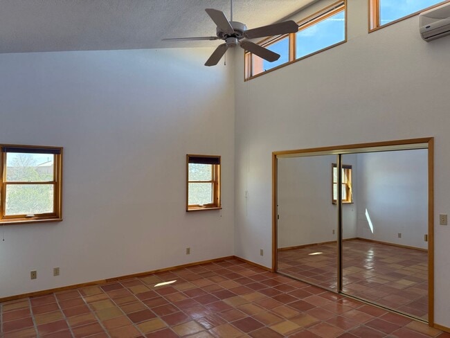 Building Photo - 5 Oriente Ct