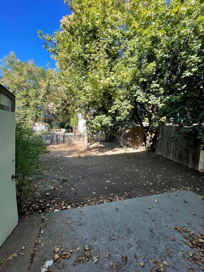 Building Photo - Renovated 3 bed 1.5 bath Duplex